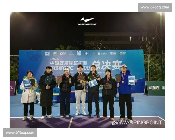 跳球争夺激烈进行 球队拼搏展现实力与团队协作精神 跳球争夺激烈进行 球队拼搏展现实力与团队协作精神